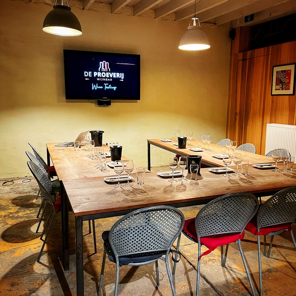Professionele en warme setting voor een tasting of bijeenkomst in De Proeverij
