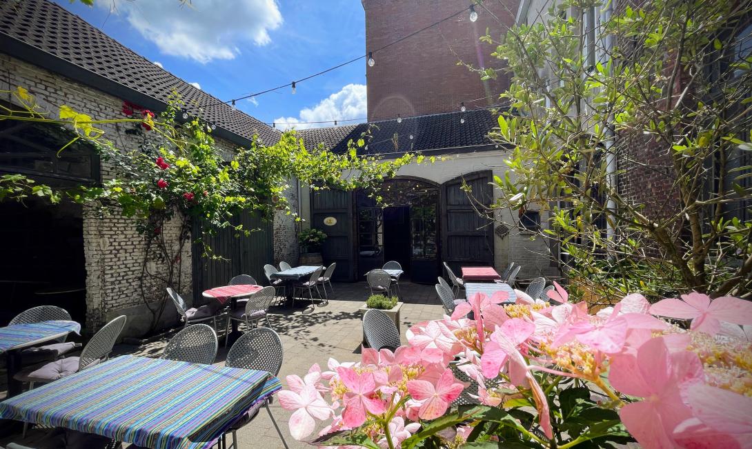 Genieten van lekkere wijn op een zomers terras
