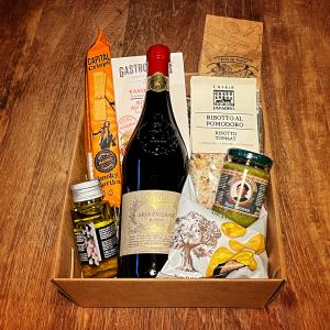 Geschenkpakket met delicatessen en wijn